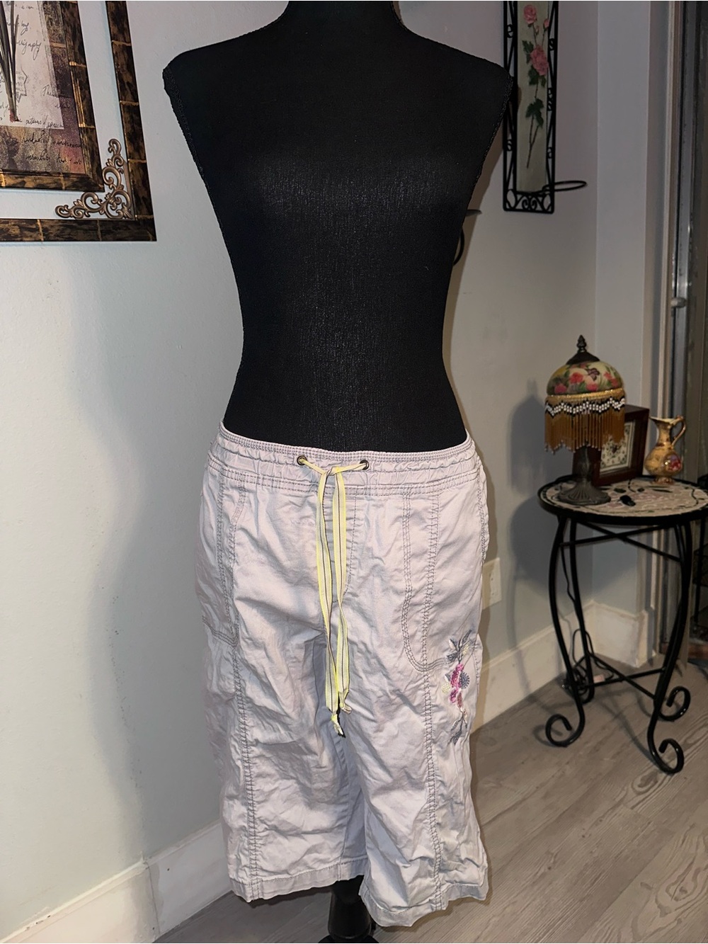 Vtg Lee Women’s Gray Drawstring Cargo Capri Pants Floral Embroidery Pockets, 16P